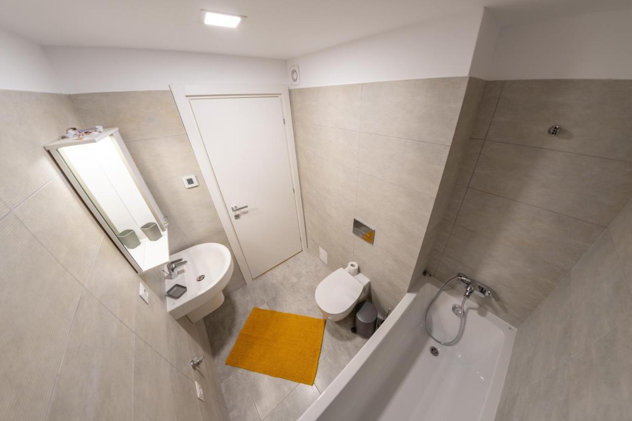 Citadela North 1Br Apartment W Security And Self Check In Bucureşti Ngoại thất bức ảnh