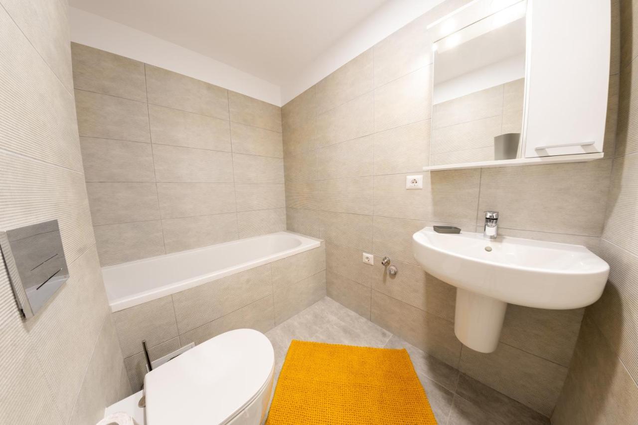 Citadela North 1Br Apartment W Security And Self Check In Bucureşti Ngoại thất bức ảnh
